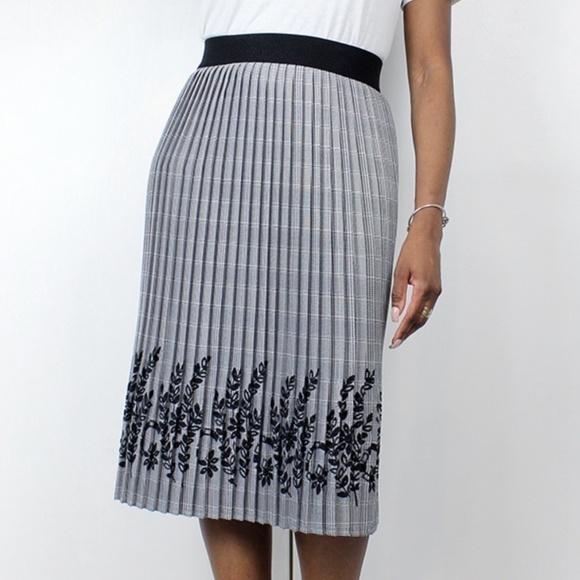 Zara Midi Skirt Pleated Houndstooth Embroidered Flowers White/Black like new XS - Picture 3 of 12